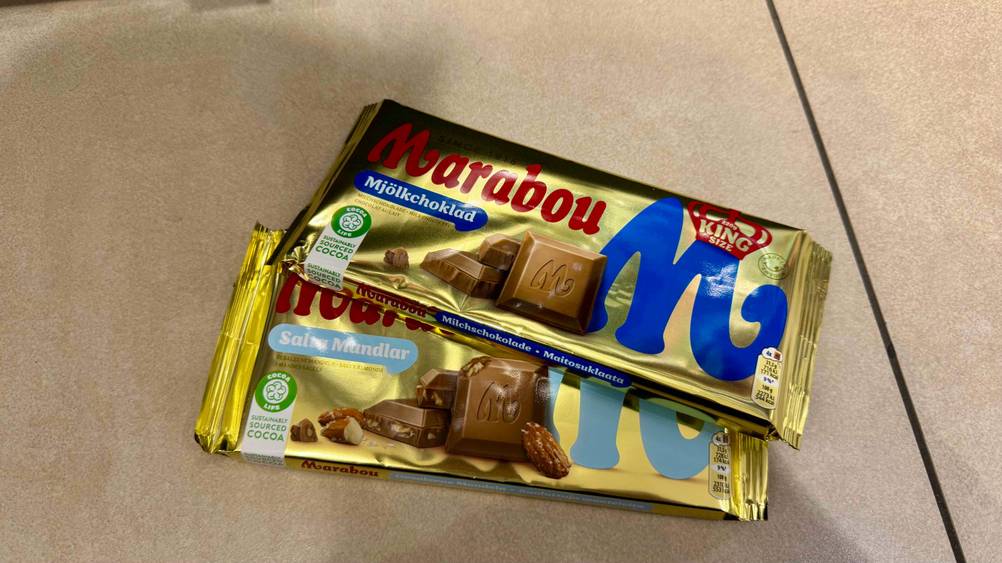 Marabou-Schokolade getestet: Zwei Tafeln übereinander auf dem Boden.
