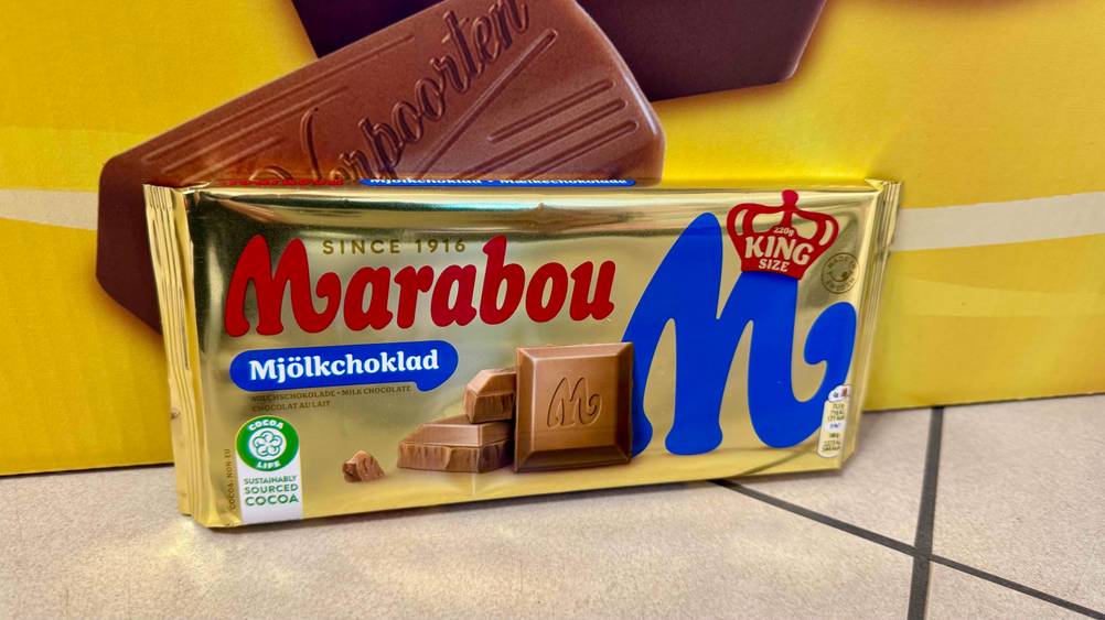 Vor einem Plakat befindet sich die Marabou-Schokolade im Test.