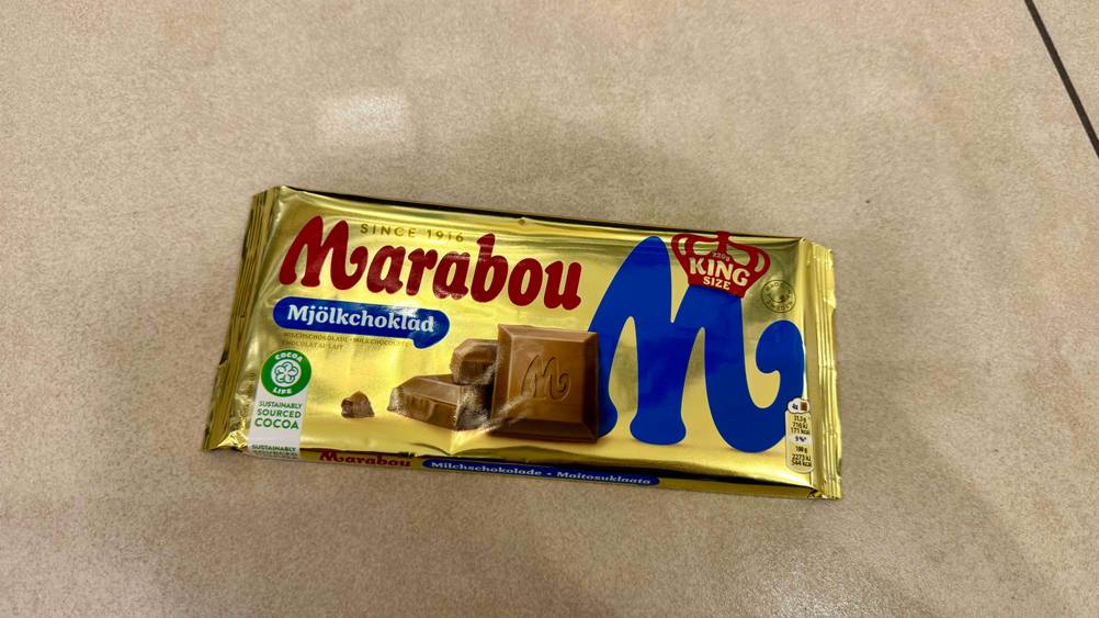 Eine Tafel der getesteten Marabou-Schokolade auf einem Fließenboden.