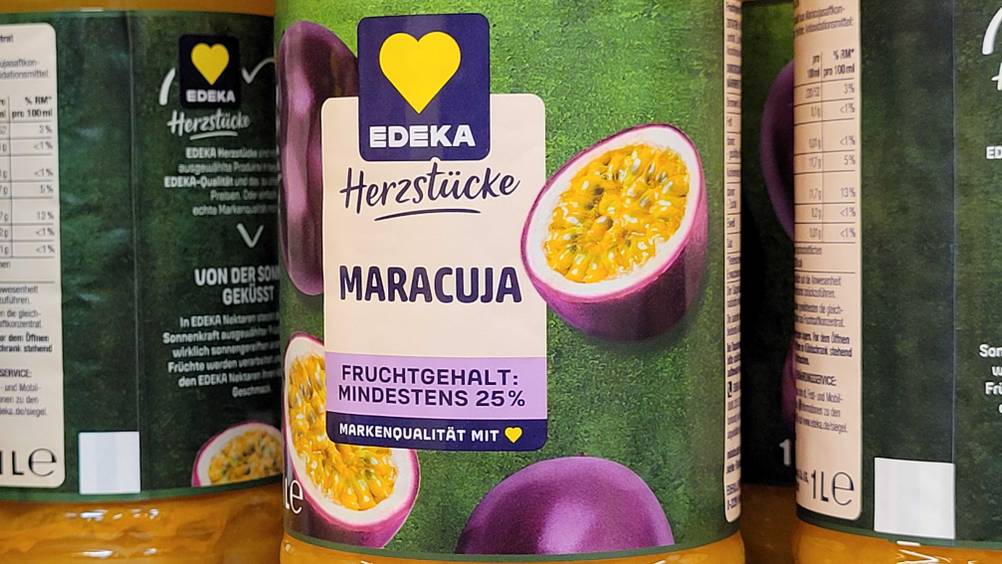 Maracujasaft im Test: Nahaufnahme des Labels auf der Vorderseite der Flasche mit Logo und Artikelbezeichung.