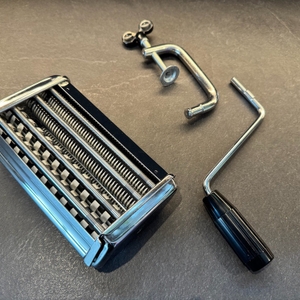 Das Zubehör der Marcato Classic Atlas 150 liegt auf einer Arbeitsplatte