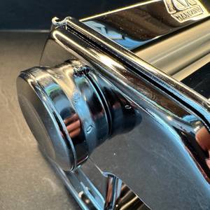 Ein Drehregler an der Seite der Marcato Classic Atlas 150 in Nahaufnahme