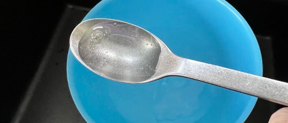 Das Marcel's-Green-Soap-Spülmittel auf einem Löffel.