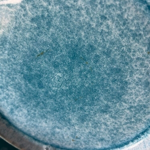 Leichte Ketchupreste auf einem Teller.