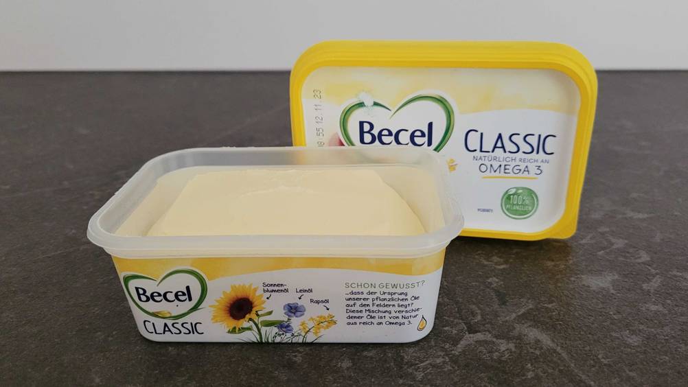Margarine getestet: Hinter einer geöffneten Packung lehnt der Deckel.