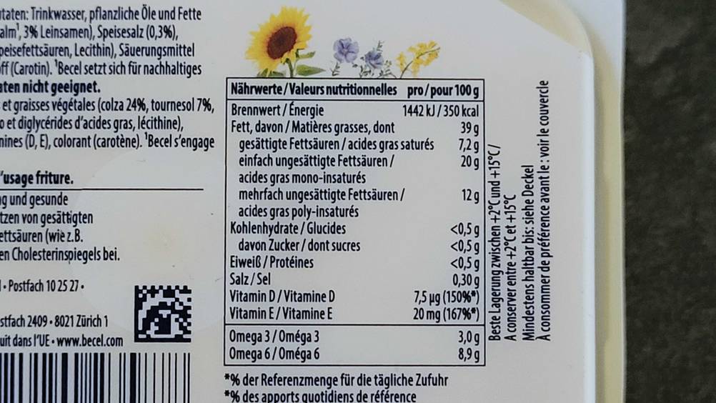 Margarine getestet: Nahaufnahme der Nährwerte auf der Unterseite.