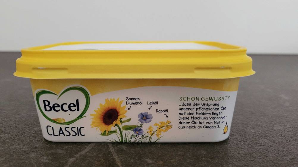 Seitenansicht einer Packung Margarine im Test auf einer dunklen Arbeitsplatte.
