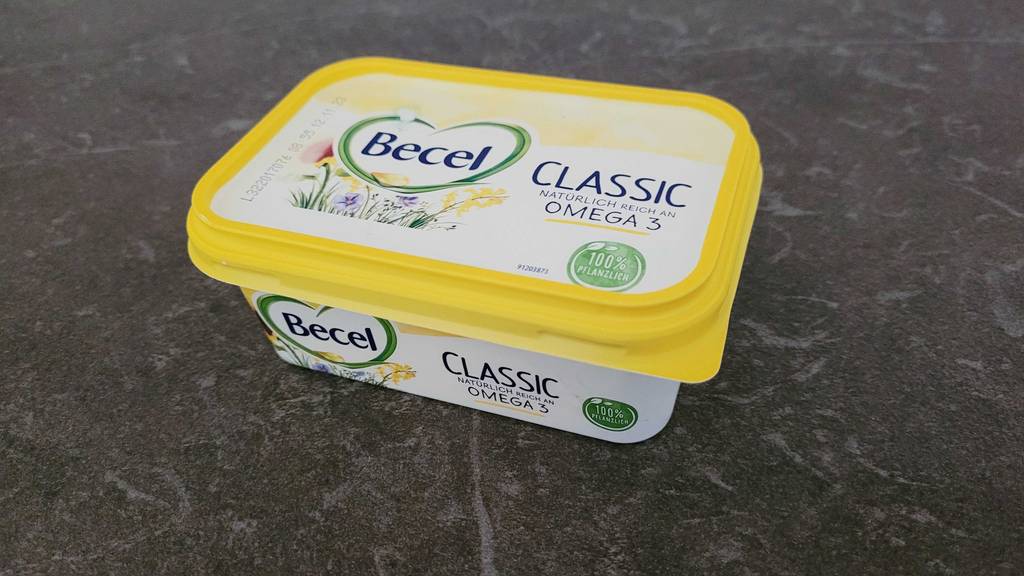 Eine Packung getestete Margarine liegt auf dem Küchentisch. 