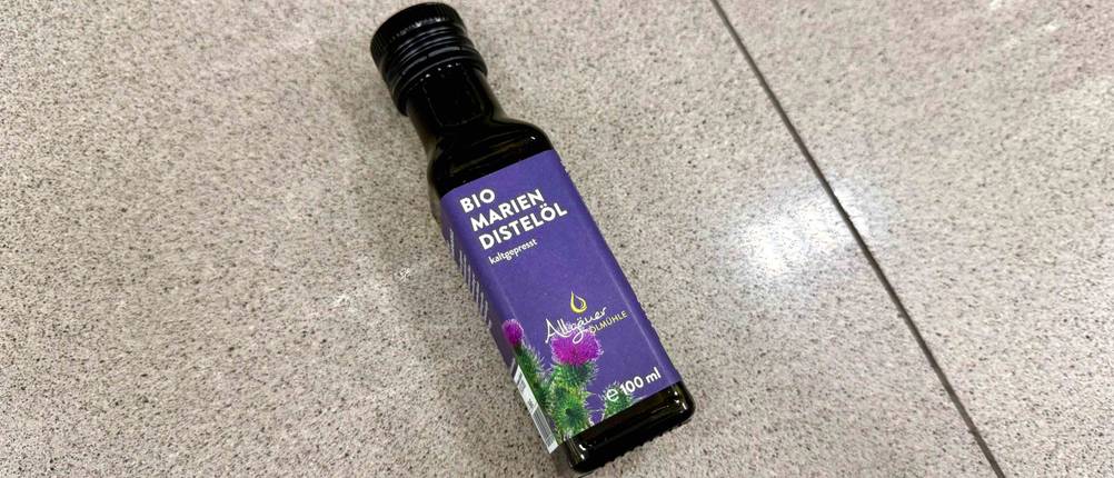 Eine Flasche des getesteten Mariendistelöls liegt auf dem Boden.