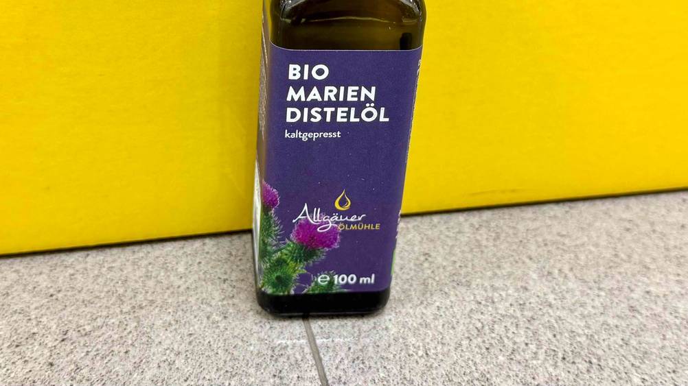 Mariendistelöl getestet: Nahaufnahme des Labels auf der Flasche.
