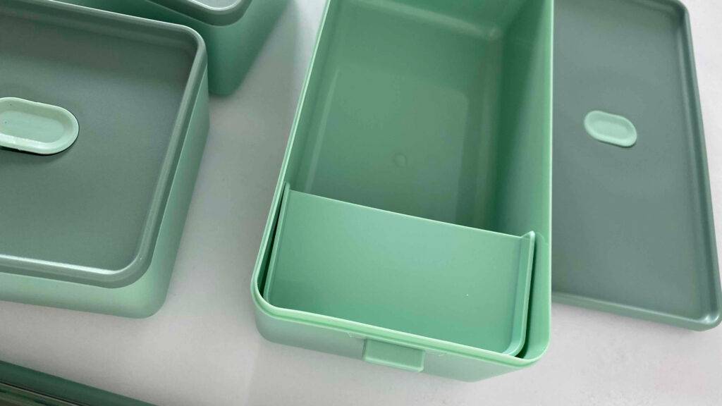 Bento-Boxen im Test stehen geöffnet, mit Fokus auf die Innenunterteilung, auf einer weißen Oberfläche.