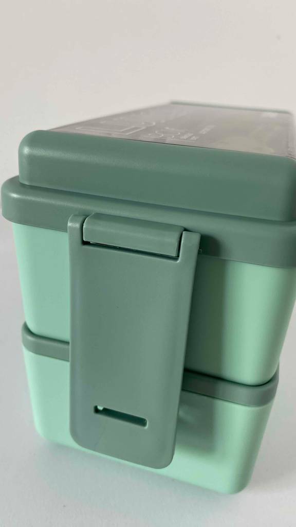 Bento-Box getestet: Nahaufnahme des Verschlussklipps auf der Seite der Box.