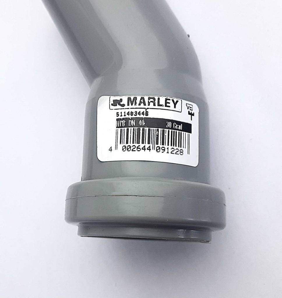 Detailansicht des weißen Etiketts inklusive Produktangaben auf dem grauen, angewinkelten PVC-Rohr im Test.