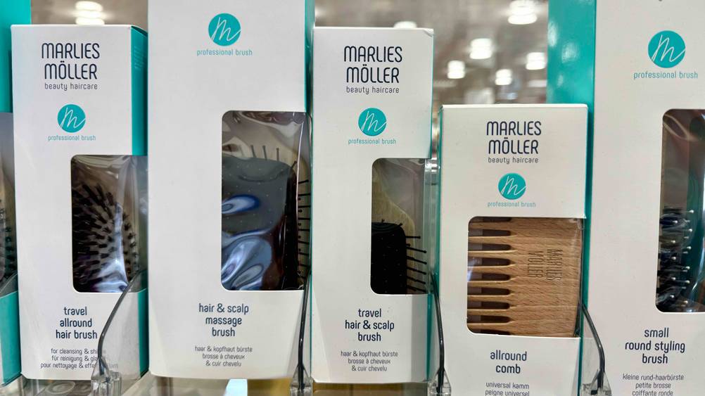 Mehrere Marlies-Möller-Bürste im Test in einem Verkaufsregal.
