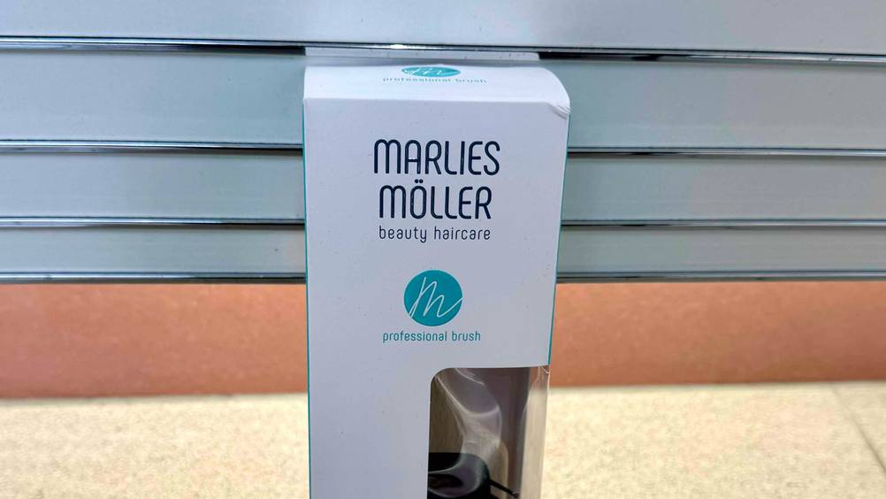 Marlies-Möller-Bürste getestet: Nahaufnahme der Verpackung mit Logo.
