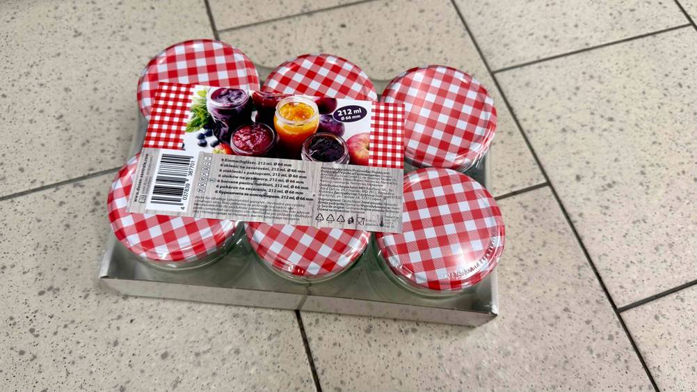 Marmeladenglas im Test: Eine Packung von oben auf einem Fließenboden.