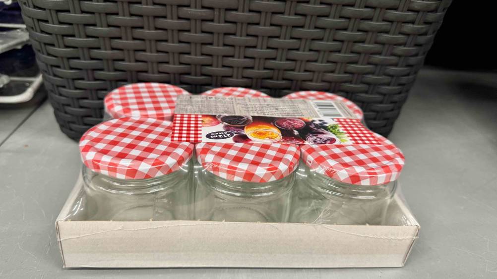 Marmeladenglas getestet: Mehrere Gläser in einer Verpackung von der Seite.