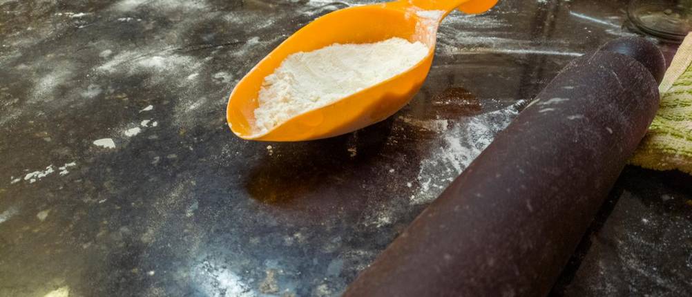Marmor-Teigroller im Test: Teigroller auf bemehlter Fläche