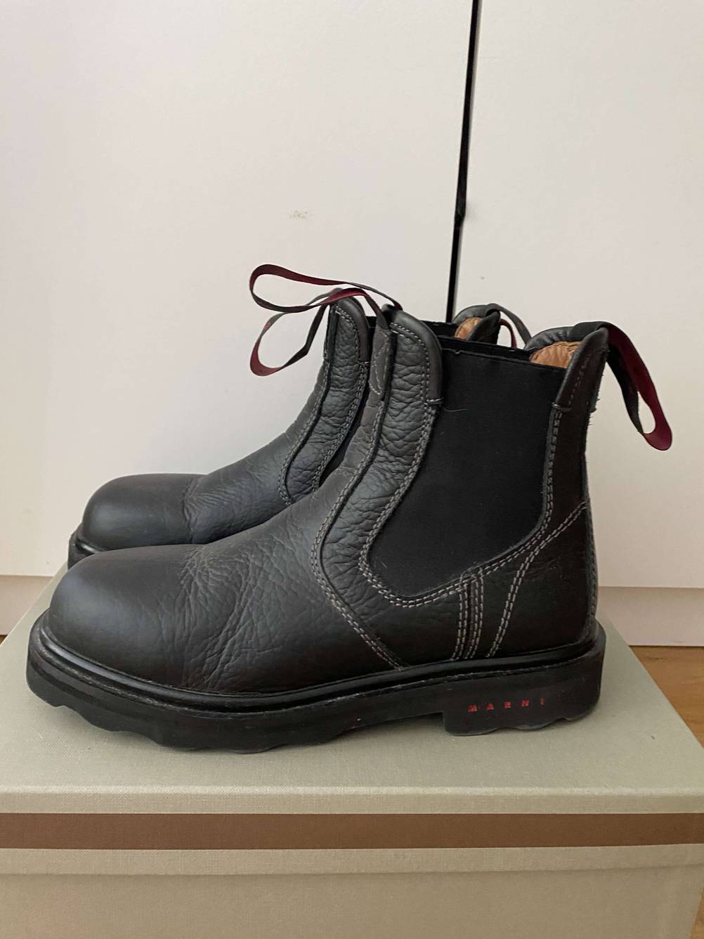 Reitstiefel-Test: Ein Paar Stiefel von der Seite hintereinander auf einer hellen Fläche.