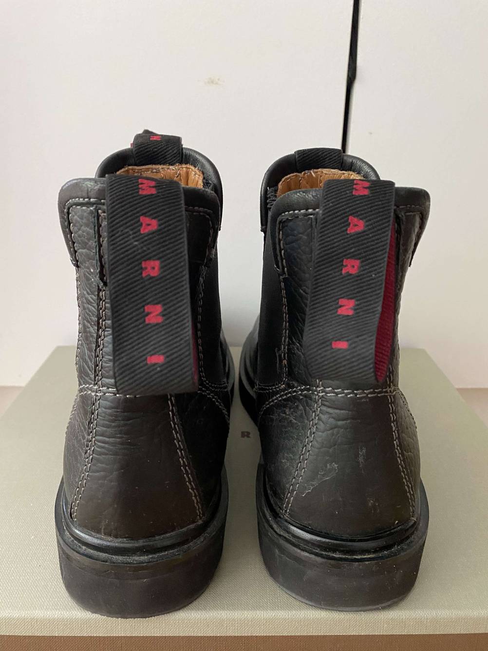 Reitstiefel getestet: Ein Paar Stiefel von hinten auf einer hellen Fläche.