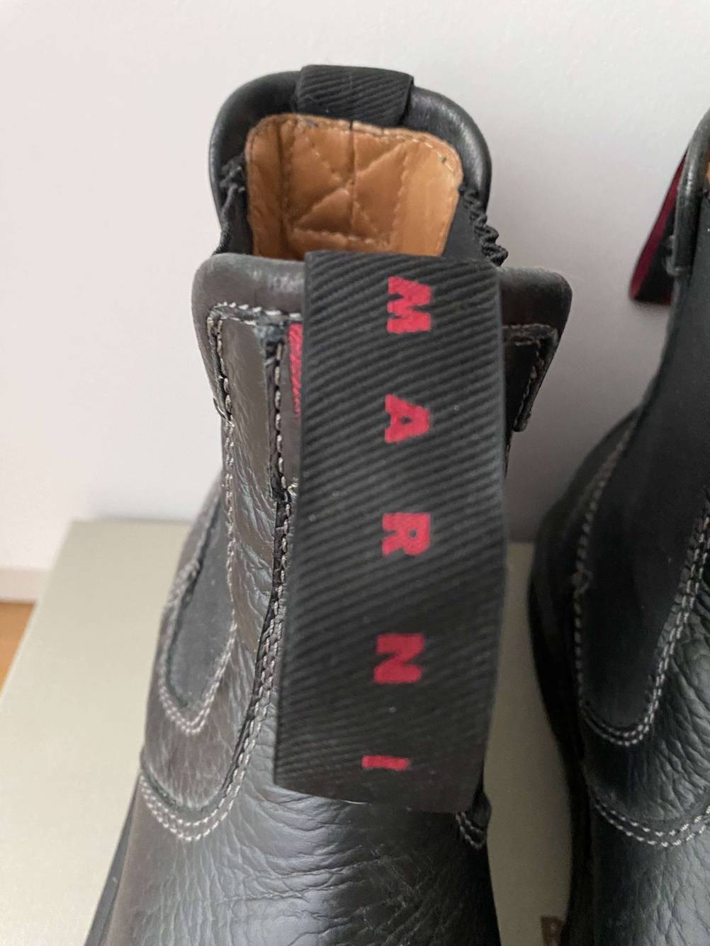 Nahaufnahme einer Lasche hinten an einem Reitstiefel im Test.