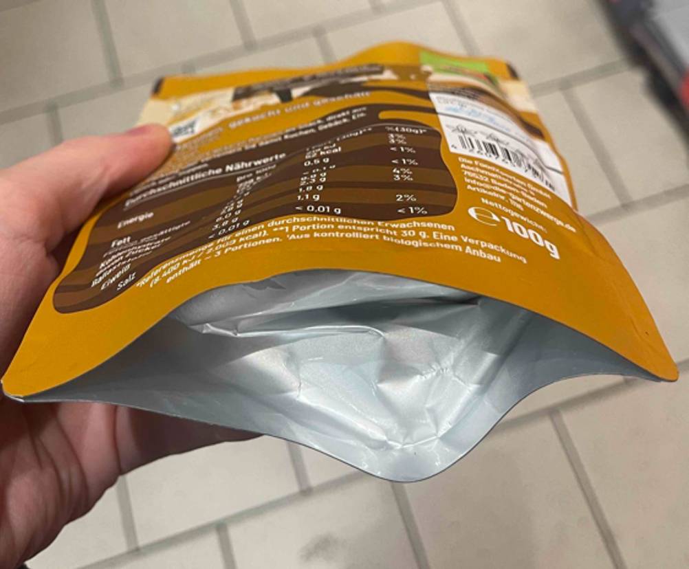 Nahaufnahme des Bodens einer Packung Maronen im Test.