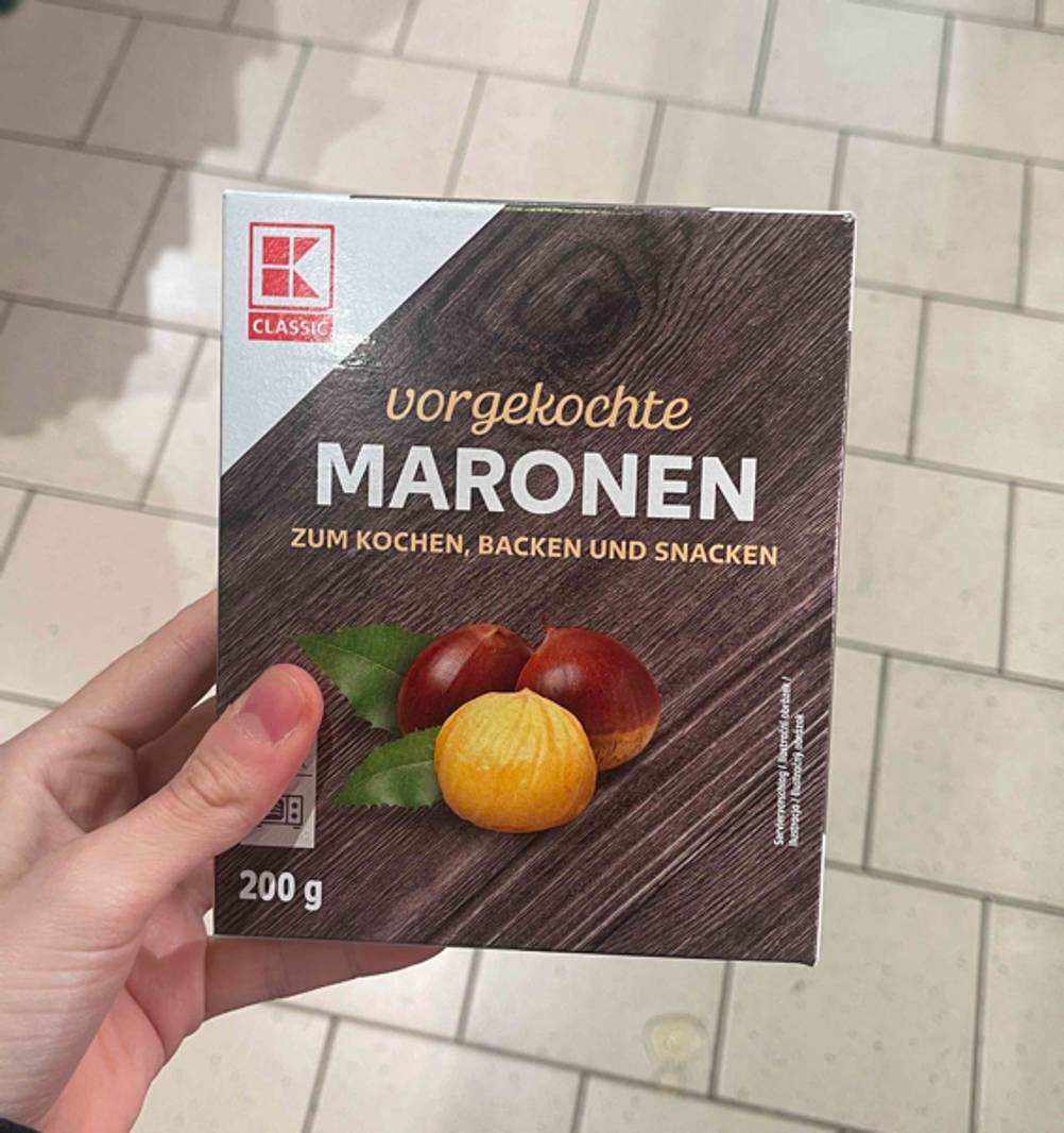 Getestet: Eine Packung Maronen von vorne von einer Hand hochgehalten.