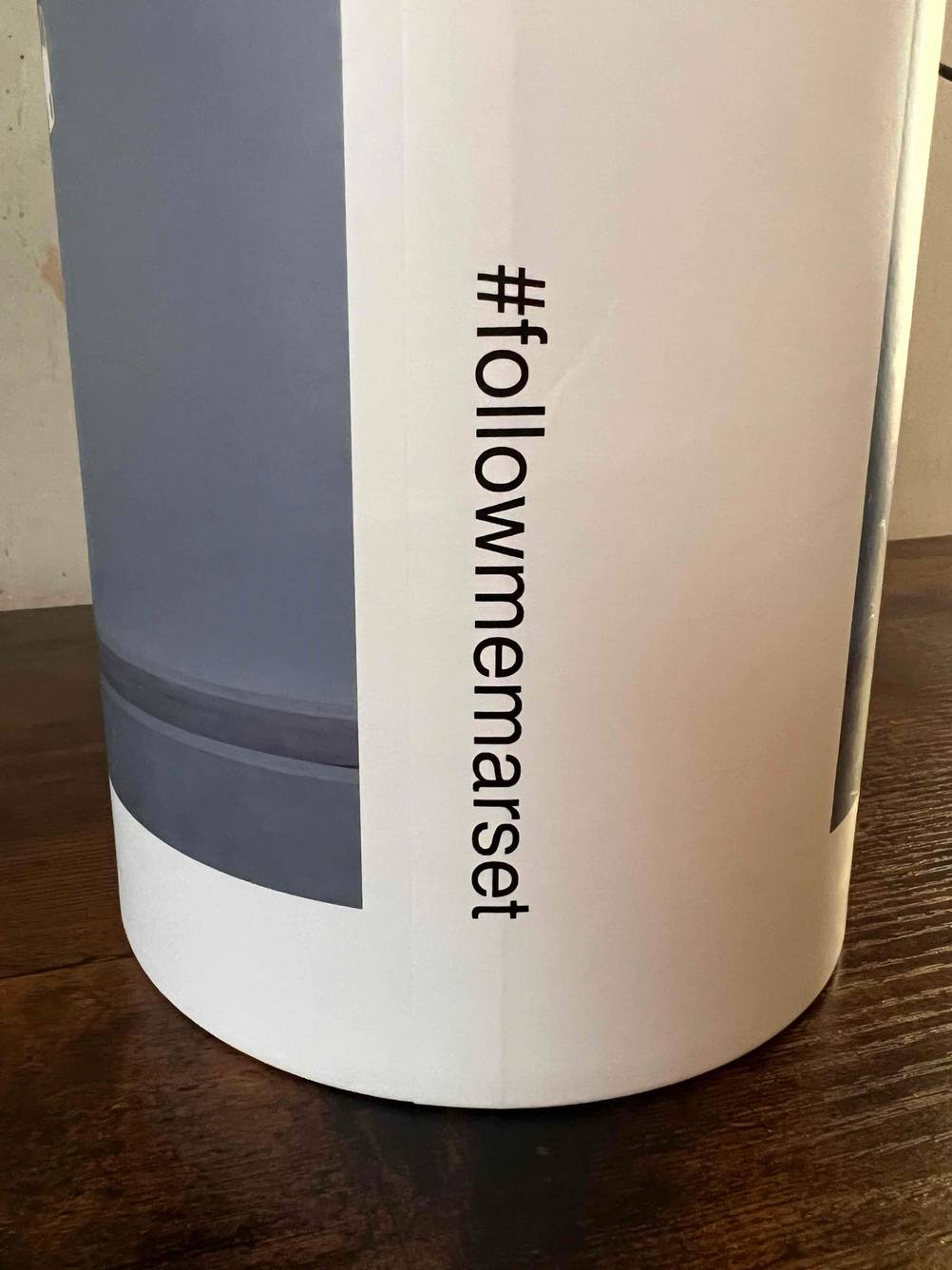 Detailansicht der unteren Hälfte mit eingedrucktem Hashtag einer getesteten Gartenleuchte.