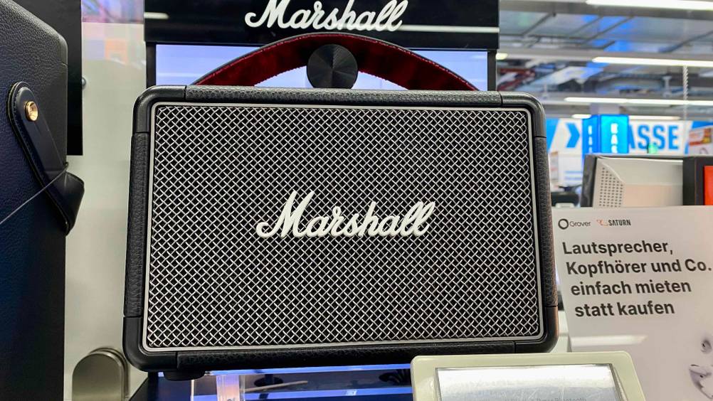 Marshall-Bluetooth-Lautsprecher -Test: Nahaufnahme auf das Logo.