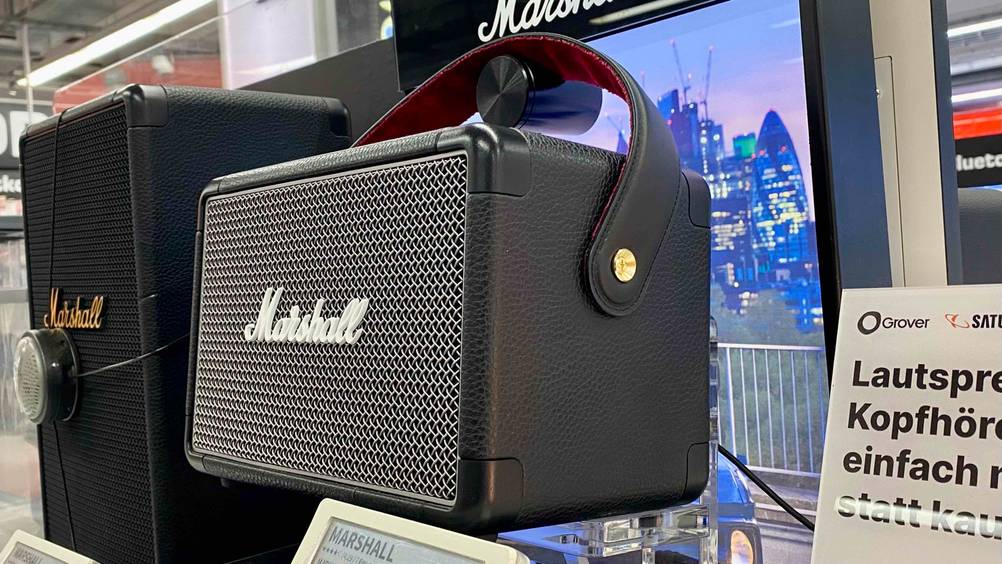 Marshall-Bluetooth-Lautsprecher getestet: Ein Gerät von schräg vorne mit Aufhängung.