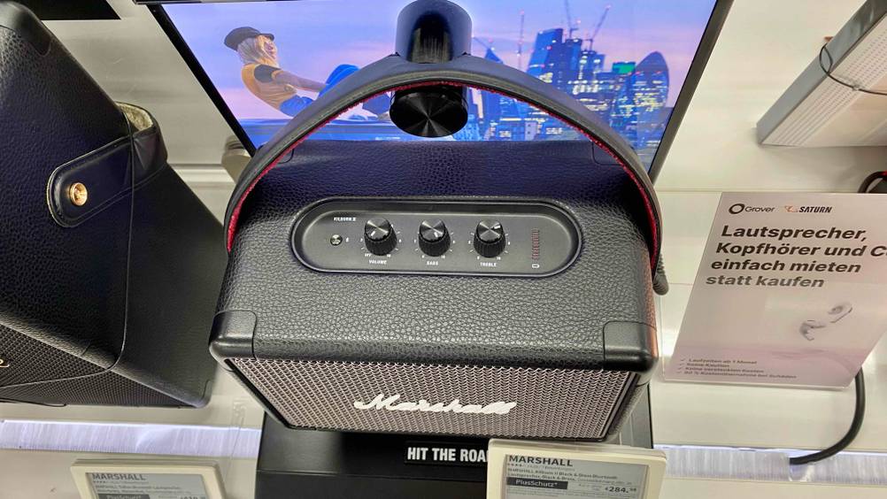 Nahaufnahme der Bedienelemente eines Marshall-Bluetooth-Lautsprechers im Test in einer Ausstellungsfläche.