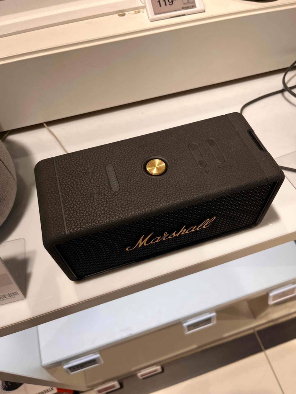 Im Test: Auf einem Regal stehender Marshall-Bluetooth-Lautsprecher von oben.