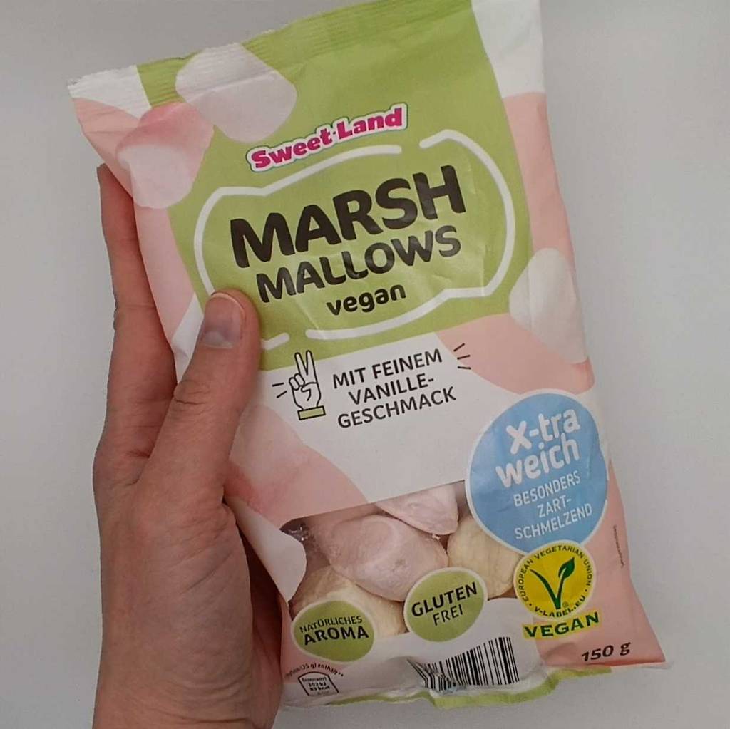 Eine Hand hält eine getestete Marshmallows-Packung.