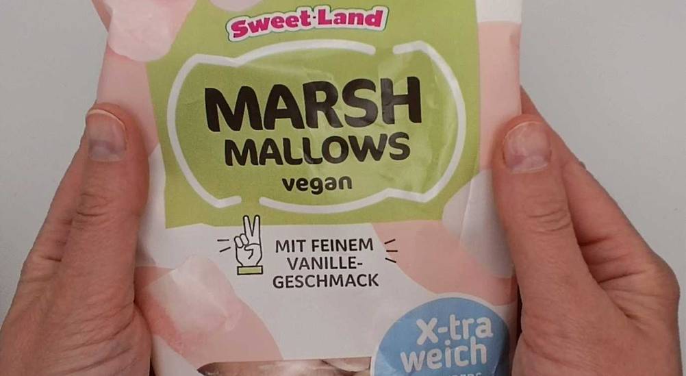 Marshmallows-Test: Nahaufnahme der Vorderseite einer Packung von zwei Händen gehalten.