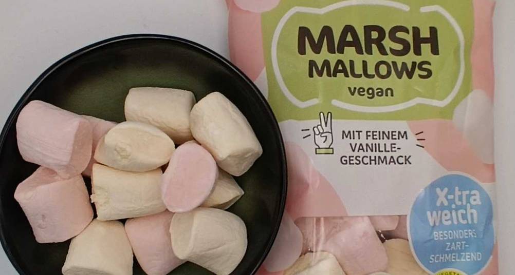 Marshmallows getestet: Eine Originalverpackung liegt neben einer schwarzen Schüssel mit Marshmallows.