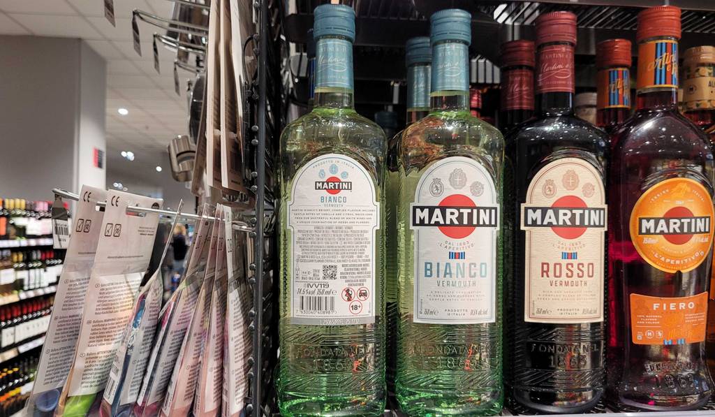 Eine Flasche Weißer Wermut steht mit der Rückseite nach vorn zum testen neben einer zweiten.