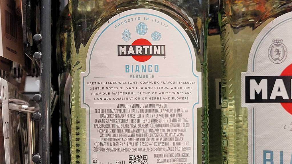 Auf der Rückseite einer Flasche getesteter Weißer Wermut stehen Informationen zum Inhalt.