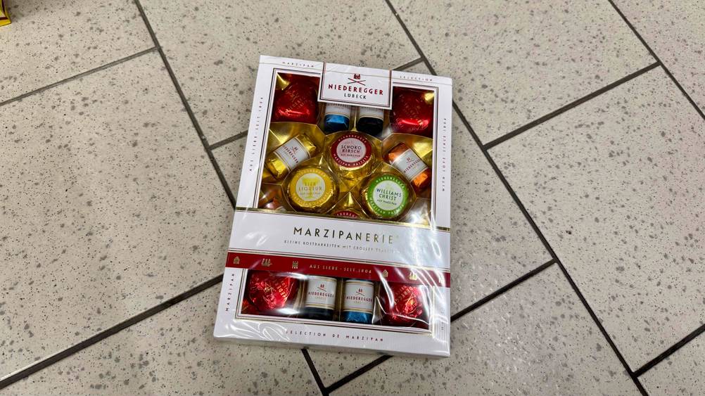 Getestet: Eine Packung Marzipan-Pralinen liegt auf dem Boden.