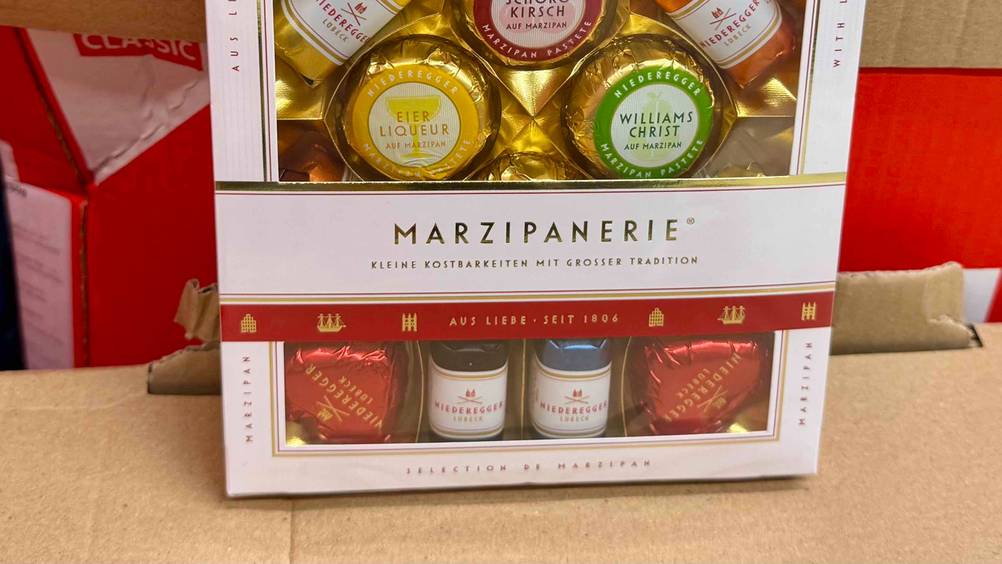 Marzipan-Pralinen im Test: Nahaufnahme der Verpackung mit Informationen.