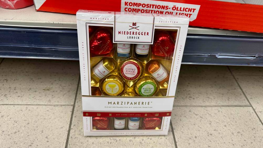 Marzipan-Pralinen getestet: An einem Regal lehnt eine Packung.