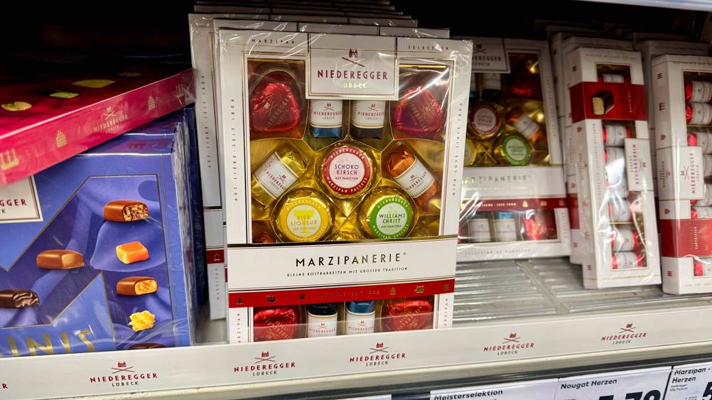 In einem Regal stehen mehrere Packungen der getesteten Marzipan-Pralinen.