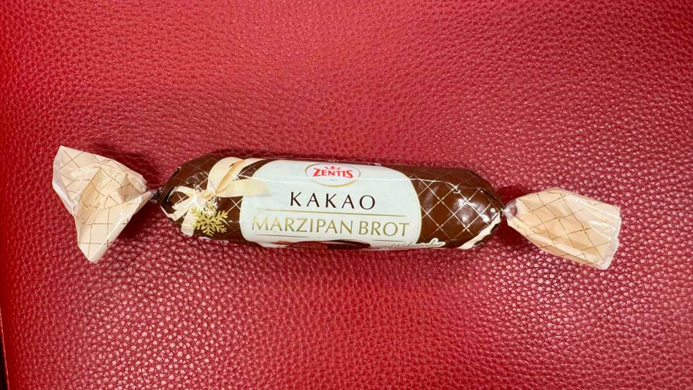 Auf einem roten Polster befindet sich das getestete Marzipanbrot.