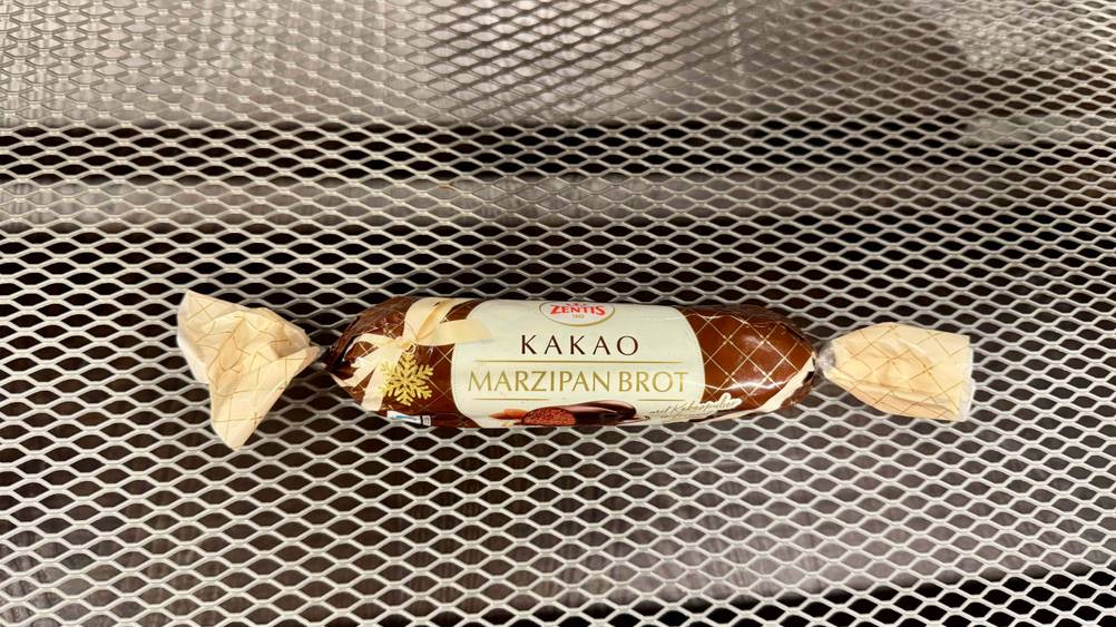 Auf einem Gitter liegt das Marzipanbrot im Test.