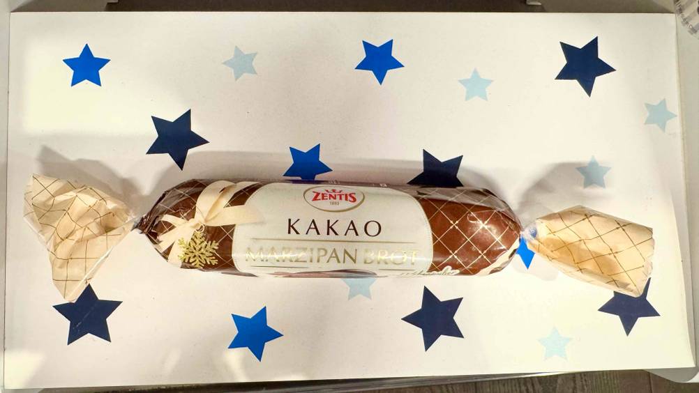 Das getestete Marzipanbrot auf einer hellen Fläche mit Sternen.