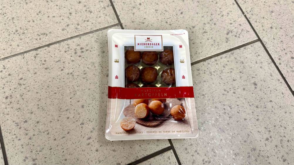 Marzipankartoffeln-Test: Eine Packung von oben auf einem Fließenboden.