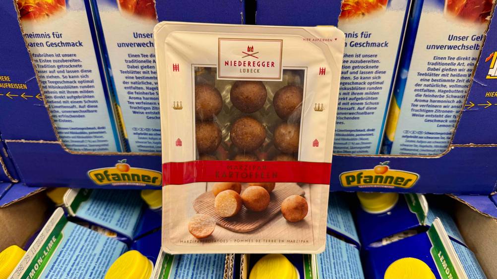 Marzipankartoffeln im Test: Eine Packung vor Getränkekartons.