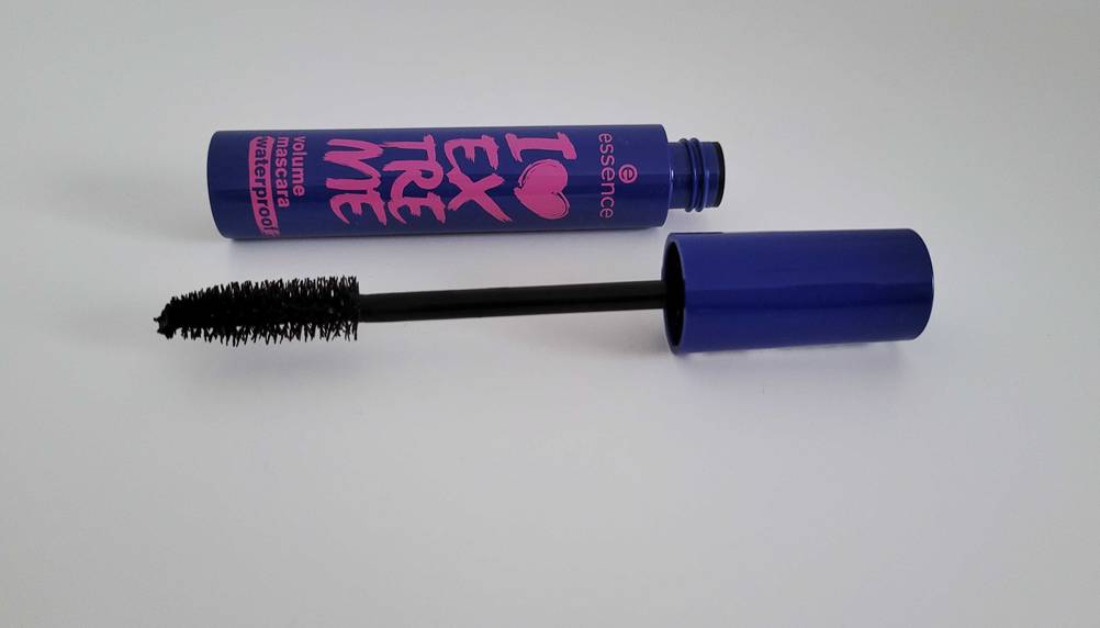 Getestet: Eine Tube Mascara auf einer hellen Fläche, davor die Bürste.