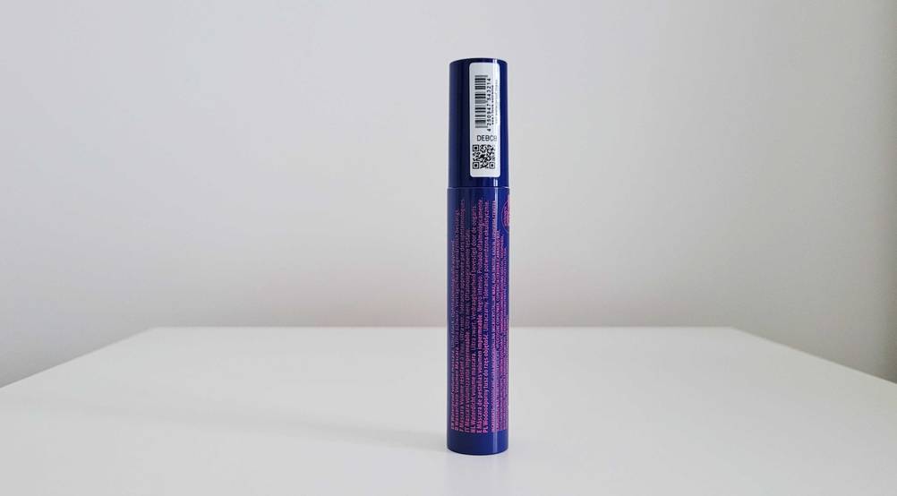 Im Test: Rückseite einer Tube Mascara auf einer hellen Fläche.