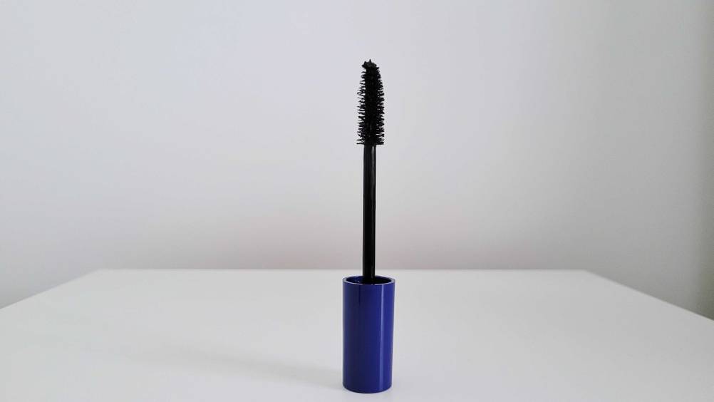 Mascara-Test: Der Verschluss mit Bürste steht auf einer hellen Fläche.