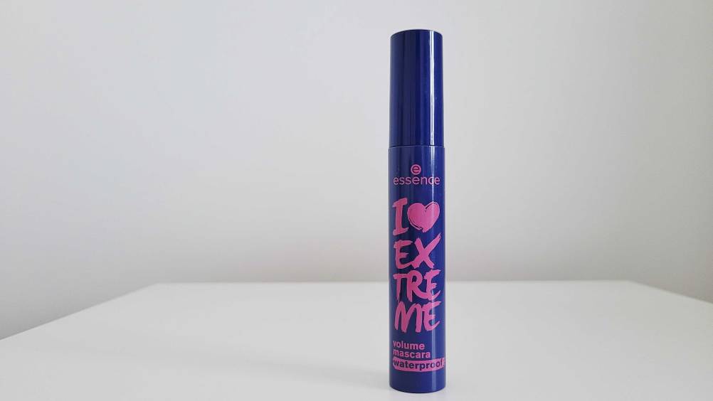 Eine Tube Mascara im Test steht auf einer hellen Fläche.
